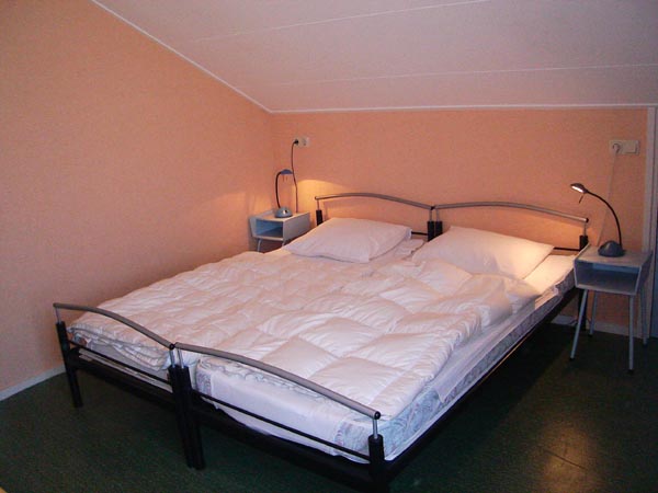 oranje slaapkamer (2 x 1-persoonsbed) | oranges Schlafzimmer (2 x Einzelbed) | Orange bedroom (2 x single bed)